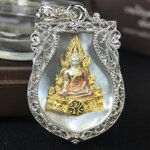 พระพุทธชินราช ภปร. โครงการ "เพราะแผ่นดินนี้ คือ แผ่นดินเกิด" ปี2548(รุ่นแรก) เหรียญทรงเสมา ขนาด 21 x 29 มม.เนื้อเงินสามกษัตริย์ องค์พระชุบสามกษัตริย์ ล้อมด้วยกรอบเงินชุบทองคำขาวสลักเสลาเป็นลวดลายละเอียดอ่อน ส่วนพื้นองค์พระเป็นเปลือกหอยมุขงดงาม