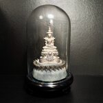 พระแก้วมรกต ภปร.(รุ่นแรก) ปี2545 จัดสร้างในมหาวโรกาส พระบาทสมเด็จพระเจ้าอยู่หัวรัชกาลที่ 9 ครบรอบ 75 พรรษา และฉลองกรุงรัตนโกสินทร์ครบ 220 ปี หล่อลอยองค์ เนื้อเงินบริสุทธิ์99.9% ขนาดบูชา 50*90 มม. พร้อมฐานวางครอบแก้วเดิม(สวยงามและหายากมาก)(1ใน3000องค์)