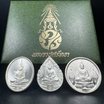 เหรียญพระแก้วมรกตหลัง ภปร. ฉลองกรุงรัตนโกสินทร์ครบ 200 ปี พ.ศ.2525 เนื้อเงินกล่องบรรจุเดิมครบ3พิมพ์(บล็อกพระราชศรัธา)(ในหลวงรัชกาลที่9 เสด็จในพิธี)พระคู่บ้านคู่เมือง...พระดี...พิธีใหญ่