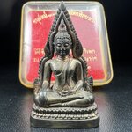 พระพุทธชินราชอินโดจีนมหาจักรพรรดิ อนุสรณ์ 100 ปี พิษณุโลกพิทยาคม (โรงเรียนชาย) พิธีจักรพรรดิมหาพุทธาภิเษก ปี 2542 เนื้อนวโลหะ(เต็มสูตรแก่ทองคำ) พิธีใหญ่มวลสารดีเกจิอาจารย์ยอดนิยมร่วมปลุกเสก*** ตอกโค้ดและหมายเลข*** 1 ใน 999 องค์ ยอดนิยมหายาก