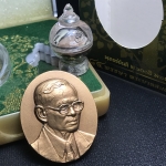 เหรียญพระบรมรูปหล่อพระบาทสมเด็จพระเจ้าอยู่หัว 84 พรรษา เนื้อทองแดงรมดำขัดวินอล พิมพ์กลาง(29*35 มม.)(บรรจุมวลสารจิตรลดา เส้นเกษา(เส้นผม)รัชกาลที่9 พระราชทาน)