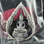 พระแก้วมรกต ภปร.(รุ่นแรก) ปี2545 รุ่นฉลองกรุงรัตนโกสินทร์ครบ 220 ปี พิมพ์ลอยองค์ทรงหยดน้ำ เนื้ออัลปาก้า ชุบเงินลงดำ ขนาด 18*27 มม. พร้อมครอบตั้งโชว์เดิม องค์พระซีนซองเดิม สวยครบสมบูรณ์