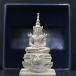 พระแก้วมรกตลอยองค์ ภปร.หน้าตัก 1/2 นิ้ว จัดสร้างโดย รพ.ภูมิพลฯ ปี2547 เนื้อเงิน(1ใน3000องค์)(หายาก)สภาพสวยครบสมบูรณ์