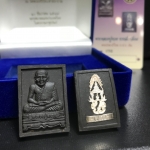พระหลวงปู่ทวด ภปร. ปี 2547 พิมพ์สี่เหลี่ยมใหญ่-เล็ก(2องค์)เนื้อว่านดำหลัง ภปร. เงิน(หายาก1ใน1999ชุด)
