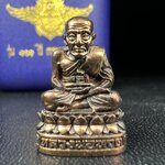 รูปเหมือนหล่อลอยองค์หลวงปู่ทวด รุ่น 111ปี กระทรวงกลาโหม เนื้อนวโลหะรมดำ-ปัดเงา ปี2540 พิธีใหญ่ เข้มขลัง นิยม พร้อมกล่องบรรจุเดิม(คัดสภาพสวยผิวเทพๆผิวรุ้งๆ)ทั้งพิธีทั้งพุทธศิลป์ทรงคุณค่าอีกหนึ่งรุ่นยอดนิยม