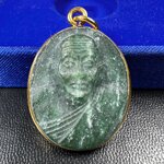 หลวงปู่ทวด วัดพะโคะ จ.สงขลา ปี 2543 เหรียญหยกรูปไข่(เลี่ยมทองคำ) ขนาด 2.2 x 2.5 ซม. ด้านหลังแผ่นโค๊ตทองคำ สร้างโดยสมาคมชาวเพชรบุรี “สมเด็จเจ้าพะโคะหลวงปู่ทวดเหยียบน้ำทะเลจืด” ครั้งแรกแห่งประวัติศาสตร์(สวยงามเป็นของล้ำค่าหายากมาก)สภาพสวยสมบูรณ์