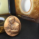 เหรียญรูปหล่อพระบาทสมเด็จพระเจ้าอยู่หัว ในหลวงทรงงาน “รุ่นเย็นศิระเพราะพระบริบาล 80พรรษา มหากษัตริย์คู่แผ่นดินสยาม” พ.ศ.2550 เนื้อทองแดงรมดำ(ขนาด 27*35 มม.)พร้อมกล่องบรรจุเดิมครบ