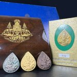 เหรียญพระพิฆเนศวร ญสส. ชุดกาญจนาภิเษกครองราชย์ 50 ปี พุทธศักราช 2538 วัดบวรนิเวศวิหาร ชุดทองคำพิมพ์ใหญ่(2.9 ซม.)(เนื้อทองคำ+เนื้อเงิน+เนื้อทองทิพย์) สภาพสวยเดิมพร้อมกล่องบรรจุเดิม ตอกโค๊ดหมายเลขกำกับ 634(พิธีใหญ่ พุทธศิลป์งดงาม)(นิยมหายาก)1 ใน 939 ชุด