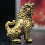 สิงห์เจ้าพ่อดำ วัดบุพพาราม จ.เชียงใหม่ ปี 2518 เนื้อกะไหล่ทอง(ตอก 2 โค๊ต)หายาก(สภาพผิวเดิมสวยเดิมกล่องครบ) สิงห์รุ่นนี้มีพิธีดีมีเกจิอาจารย์ที่ร่วมปลุกเสกมากมาย****เครื่องราง ที่พระบาทสมเด็จพระเจ้าอยุ่รัชกาลที่ ๙ ทรงเสด็จฯประกอบพิธีด้วยพระองค์เอง