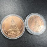 เหรียญพระแก้วมรกต ทรงเครื่องฤดูหนาว หลัง สธ.รุ่นเฉลิมพระเกียรติ ออกโดยมูลนิธิวิทยาเขตสิรินธรราชวิทยาลัย ในพระบรมราชูปถัมภ์ วัดบวรนิเวศวิหาร ปี 2538 เนื้อทองแดงบริสุทธิ์ 99.50% ขัดเงาสามมิติ ขนาด 3.2 ซม.+ขนาด 2.7 ซม. (1ชุด รวม2 เหรียญ )ผลิตโดยโรงกษาปณ์ POB