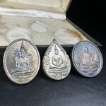 เหรียญพระแก้วมรกตหลัง ภปร. ฉลองกรุงรัตนโกสินทร์ครบ 200 ปี พ.ศ.2525 เนื้อเงิน(ผิวเดิม สวย)กล่องบรรจุเดิมครบ3พิมพ์(บล็อกพระราชศรัธา)(ในหลวงรัชกาลที่9 เสด็จในพิธี)ชอบเก็บแบบผิวเดิมๆชุดนี้เลยแนะนำ ผิวเดิมสวยมาก เสน่ห์พระเนื้อเงิน