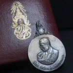 เหรียญพระมหาชนก ปี2539(รุ่นแรก) เนื้อเงิน พิมพ์ใหญ่บล็อกนิยมหายากสุดในรุ่น(วงเดือน คอจุด) ผิวเดิมสีรุ้งธรรมชาติแบบนิยม พร้อมหนังสือสภาพสวยครบชุด