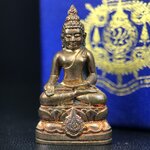 พระกริ่งไพรีพินาศ บรรจุเหล็กไหล ครั้งแรกและครั้งเดียวในประวัติศาสตร์ เฉลิมพระเกียรติ พระบาทสมเด็จพระเจ้าอยู่หัวรัชกาลที่9 พระชนมพรรษา 6 รอบ ปี2542 เนื้อสัมฤทธิ์(บรรจุเหล็กไหล)ดีนอก-ดีใน พิธีใหญ่ มวลสารเด่น (หายาก)