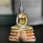 พระพุทธโสธร ภปร. รุ่นย้อนยุค สร้างพระอุโบสถ สมาคมชาวฉะเชิงเทรา จัดสร้าง ปี 2539 วโรกาสครองสิริราชสมบัติครบ 50 ปี เนื้อเงินชุบสามกษัตริย์ทรายนวลขัดเงาบางส่วน(สภาพผิวเดิม เก่าเก็บอย่าดี สวยมาก แบบนี้หายาก) พร้อมกล่องบรรจุและใบรับรองเดิมครบสมบูรณ์