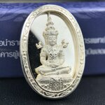 พระแก้วมรกต ภปร. ปี 2547 จัดสร้างโดยโรงพยาบาลภูมิพลอดุลยเดช เนื้อเงิน (3 กษัตริย์) เหรียญทรงกลมรี ขนาด 20*28 มม.พิธีมหามังคาภิเษก ณ พระอุโบสถวัดพระศรีรัตนศาสดาราม(วัดพระแก้ว) งดงามทรงคุณค่าอีกหนึ่งรุ่นยอดนิยม หายาก(องค์หมายเลข ๑๐๔๖)