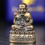 รูปเหมือนหล่อลอยองค์หลวงปู่ทวด รุ่น 111ปี กระทรวงกลาโหม เนื้อนวโลหะรมดำ-ปัดเงา ปี2540 พิธีใหญ่ เข้มขลัง นิยม พร้อมกล่องบรรจุเดิม(คัดสภาพสวยผิวเทพๆผิวรุ้งๆ)ทั้งพิธีทั้งพุทธศิลป์ทรงคุณค่าอีกหนึ่งรุ่นยอดนิยม****เดินทางปลอดภัยหลวงพ่อทวดคุ้มครอง****