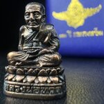 รูปเหมือนหล่อลอยองค์หลวงปู่ทวด รุ่น 111ปี กระทรวงกลาโหม เนื้อนวโลหะรมดำ-ปัดเงา ปี2540 พิธีใหญ่ เข้มขลัง นิยม พร้อมกล่องบรรจุเดิม(คัดสภาพสวยผิวเทพๆผิวรุ้งๆ)ทั้งพิธีทั้งพุทธศิลป์ทรงคุณค่าอีกหนึ่งรุ่นยอดนิยม