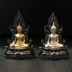 พระพุทธชินราช ภปร โครงการ เพราะแผ่นดินนี้คือแผ่นดินเกิด 2องค์ 1.องค์เนื้อเงินชุบทองคำซุ้มรมดำ 2.องค์เนื้อเงินชุบทองคำขาวซุ้มรมดำปี2551 ขนาดหน้าตัก1/2นิ้ว (สวยงามหายาก)(ไม่มีกล่องบรรจุเดิม)