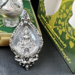 พระพุทธชินราช(จำลอง) ภปร. 84 พรรษา ทรงหยดน้ำ เนื้อเงินชุบทองคำขาว ขนาด 20*36 มม. (พระราชทานมวลสาร จิตรลดาและเส้นพระเจ้า(เส้นผม)รัชกาลที่9)พุทธศิลป์ทรงคุณค่าอีกหนึ่งรุ่นยอดนิยม งดงาม ทรงคุณค่า หายาก