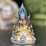 พระพุทธชินราช ภปร. 84 พรรษา พิมพ์เล็กขนาดหน้าตัก 1/4 นิ้ว(สูง 2.0 ซม.)เนื้อเงินชุบทองคำขาว (สภาพผิวเดิมสวย ขึ้นสีรุ้งธรรมชาติ แบบนิยม สวยมาก)(พระราชทานมวลสาร จิตรลดาและเส้นพระเจ้า(เส้นผม))พุทธศิลป์ทรงคุณค่าอีกหนึ่งรุ่นยอดนิยม