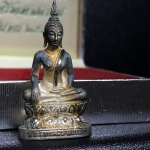 พระกริ่งพระพุทธนวราชบพิตร ครองสิริราชสมบัติครบ 50 ปี พ.ศ.2540 เนื้อเงินผิวเดิมๆขึ้นสีรุ้งแบบนิยม(หายาก)