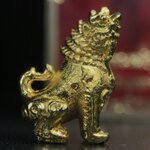 สิงห์เจ้าพ่อดำ วัดบุพพาราม จ.เชียงใหม่ ปี 2518 เนื้อกะไหล่ทอง(ตอกโค๊ต)(สภาพผิวเดิมสวยเดิมกล่องครบ) สิงห์รุ่นนี้มีพิธีดีมีเกจิอาจารย์ที่ร่วมปลุกเสกมากมาย****เครื่องราง ที่พระบาทสมเด็จพระเจ้าอยุ่รัชกาลที่ ๙ ทรงเสด็จฯประกอบพิธีด้วยพระองค์เอง