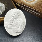 เหรียญรูปหล่อพระบาทสมเด็จพระเจ้าอยู่หัว ในหลวงทรงงาน “รุ่นเย็นศิระเพราะพระบริบาล 80พรรษา มหากษัตริย์คู่แผ่นดินสยาม” พ.ศ.2550 เนื้อผง พุทธคุณ (ผงจิตรลดาพระราชทาน) ด้านหลังสัญลักษณ์ 80 พรรษา เนื้อเงิน(ขนาด 27*35 มม.)พร้อมกล่องบรรจุเดิมครบ