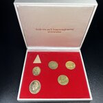 ชุดที่ระลึกครบ 72 ปี โรงพยาบาลจุฬาลงกรณ์ สภากาชาดไทย 30 พฤษภาคม พ.ศ.2529(ในหลวงรัชกาลที่9เสด็จในพิธี)พระดี พิธีใหญ่ มวลสารเส้นเกศาในหลวงรัชกาลที่ 9 ประกอบพิธีพุทธาภิเษกพร้อมกับพิธีพระกริ่งปวเรศ ปี2530 วัดบวรนิเวศและวัดพระแก้ว