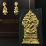 พระนิรันตรายสองกษัตริย์ มหาพุทธานุภาพแห่งแผ่นดิน ปี2552 "พระผู้ปกป้องคุ้มครองจากภัยอันตรายทั้งปวง" พระผงพิมพ์สมเด็จหน้าปัดทอง สีดำด้านหลังฝังนวโลหะชุบนาก เชิญอักษรพระปรมาภิไธยสองกษัตริย์(จปร.และ วปร.) พร้อมกล่องบรรจุเดิมครบชุด