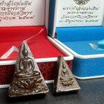 พระกำลังแผ่นดิน พระราชทาน วัดบวรนิเวศวิหาร ปี2539 พิมพ์ใหญ่-พิมพ์เล็ก กรรมการ (ในหลวง รัชกาลที่ 9 พระราชทานมวลสารจิตรลดา)นิยมหายาก