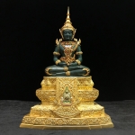 พระแก้วมรกต(จำลอง)ลอยองค์ ขนาดหน้าตัก 5 นิ้ว ทรงเครื่องฤดูร้อน เนื้อโลหะเคลือบสีเขียว เครื่องทรงชุบทองลงยาสี ฐานเนื้อโลหะ ลงรักปิดทองคำ ประดิษฐานตราสัญลักษณ์ฉลองสิริราชสมบัติ ครบ 60 ปี