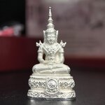 พระแก้วมรกต ภปร.(รุ่นแรก) ปี2545 จัดสร้างในมหาวโรกาส พระบาทสมเด็จพระเจ้าอยู่หัวรัชกาลที่ 9 ครบรอบ 75 พรรษา และฉลองกรุงรัตนโกสินทร์ครบ 220 ปี พิมพ์ลอยองค์ใหญ่ เนื้อเงินบริสุทธิ์ 92.5% ขนาด 19*35 มม. พร้อมกล่องบรรจุเดิม สวยครบสมบูรณ์(องค์หมายเลขคู่สวย ๔๔๗๗)