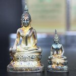 พระกริ่ง+พระชัยวัฒน์พระพุทธนวราชบพิตร ครองสิริราชสมบัติครบ 50 ปี พ.ศ.2540 เนื้อเงินผิวเดิมๆขึ้นสีรุ้งธรรมชาติแบบนิยม(หายาก)(สีสันที่ธรรมชาติสรรค์สร้าง)พร้อมกล่องบรรจุเดิมครบ(1ชุด 2 องค์)1 ใน 9500 ชุด