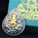 เหรียญพระพิฆเนศวร ญสส. ชุดกาญจนาภิเษกครองราชย์ 50 ปี พุทธศักราช 2538 พิมพ์ใหญ่(2.9 ซม.) เนื้อเงินผิวเดิมกลับดำขึ้นสีรุ้งเข้มขลังงดงามธรรมชาติสร้างสรรค์ สภาพสวยเดิมพร้อมกล่องบรรจุเดิม ตอกโค๊ดหมายเลขกำกับ(1ใน 5539องค์)