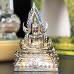 พระพุทธชินราช ภปร. 84 พรรษา ปี 2554 พิมพ์กลางขนาดหน้าตัก 1/2 นิ้ว(สูง 3.8 ซม.) เนื้อเงินชุบทองคำขาว(สภาพผิวเดิมสวย ขึ้นสีรุ้งธรรมชาติ แบบนิยม สวยมาก) (พระราชทานมวลสาร จิตรลดาและเส้นพระเจ้า(เส้นผม)รัชกาลที่9)พุทธศิลป์ทรงคุณค่าอีกหนึ่งรุ่นยอดนิยม