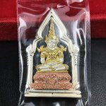 พระพุทธมหามณีรัตนปฎิมากร(พระแก้วมรกต)รุ่น เฉลิมพระเกียรติ วัดพระศรีรัตนศาสดารามราม(วัดพระแก้ว) ปี2543 เนื้อเงินสามกษัตริย์พิมพ์ซุ้มกนกใหญ่ สภาพสวยซีนเดิมกล่องครบ(องค์หมายเลข ๑๓๗)