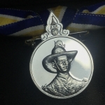 เหรียญที่ระลึกประดับแพรแถบ รัชกาลที่9 เฉลิมพระชนมพรรษา 6 รอบ 72 พรรษา (แบบสุภาพสตรี)