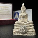 พระพุทธโสธร(หลวงพ่อโสธร) รุ่นสร้างอุโบสถ ปี2539 เนื้อเงิน ลอยองค์พิมพ์ใหญ่ สภาพสวยเดิมกล่องบรรจุการ์ดใบรับรองเดิมครบสมบูรณ์(แบบนี้หายาก)(งานแพรนด้า จิวเวลรี่)สวยงดงาม