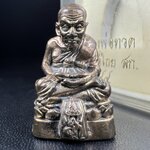 หลวงพ่อทวด พระนามาภิไธย สก. วัดห้วยมงคล จ.ประจวบคีรีขันธ์ ปี 2544(รุ่นแรก) รูปหล่อลอยองค์ ขนาดห้อยคอ หน้าตัก 1.5 ซม. พิมพ์ลอยองค์เนื้อนวโลหะ หล่อโบราณ แบบขัดเงา(กลับดำ)(คัดสภาพสวยสมบูรณ์)(คุ้มครองปลอดภัย แคล้วคลาด พิธีใหญ่ มวสสารดี)