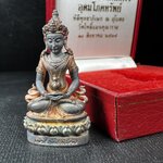 พระกริ่งอวโลกิเตศวร ( เจ้าแม่กวนอิม ) วัดโพธิ์แมนคุณาราม เนื้อเงิน 3 กษัตริย์ พ่นทราย(ผิวเดิม ขึ้นสีรุ้งธรรมชาติ แบบนิยม เสน่ห์ของพระเนื้อเงิน) รุ่นอุดมโภคทรัพย์ พ.ศ.2539(อีกหนึ่งรุ่นยอดนิยม พุทธศิลป์สวยงดงาม)