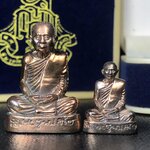 พระรูปเหมือนลอยองค์ สมเด็จพระสังฆราช วัดบวรนิเวศวิหาร รุ่น คชวัตร ปี2546 ที่ระลึกงานฉลองพระชนมายุ 90 พรรษา เนื้อนวโหละ (พิมพ์ใหญ่หน้าตัก 1.5ซม.+พิมพ์เล็กหน้าตัก1 ซม.)รวม1 ชุด 2 องค์