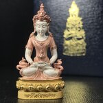 พระกริ่งอวโลกิเตศวร ( เจ้าแม่กวนอิม ) วัดโพธิ์แมนคุณาราม เนื้อเงิน 3 กษัตริย์ พ่นทราย รุ่นอุดมโภคทรัพย์ พ.ศ.2539(อีกหนึ่งรุ่นยอดนิยม พุทธศิลป์สวยงดงาม)