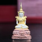 พระแก้วมรกต ภปร.(รุ่นแรก) ปี2545 จัดสร้างในมหาวโรกาส พระบาทสมเด็จพระเจ้าอยู่หัวรัชกาลที่ 9 ครบรอบ 75 พรรษา และฉลองกรุงรัตนโกสินทร์ครบ 220 ปี พิมพ์ลอยองค์เล็ก เนื้อเงินบริสุทธิ์ 92.5%(สามกษัตริย์) ขนาด 10*19 มม. พร้อมกล่องเดิมสวยครบสมบูรณ์(องค์หมายเลข4842)