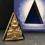 พระพุทธชินราช ภปรโครงการ เพราะแผ่นดินนี้คือแผ่นดินเกิด เนื้อผง ด้านหน้าปิดทอง หลัง ภ.ป.ร. ทองแดง ปี2551 มวลสารเส้นพระเจ้า (เส้นผม) ของพระบาทสมเด็จพระเจ้าอยู่หัวรัชกาลที่9