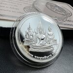 เหรียญพระแก้วมรกต พระพุทธชินราช พระพุทธโสธร รุ่นพุทธบารมี ปี 2540 เนื้อเงินขัดเงา 99.9% พร้อมกล่องและใบรับรองเดิม พิธีพุทธาภิเษก 2 พิธี มหามงคล (พระพุทธคู่บ้านคู่เมือง รูปแบบเหรียญสวยงดงามมาก พิธีใหญ่ เป็นที่นิยม)สร้างน้อยหายาก 1 ใน 500 เหรียญ