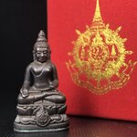 พระกริ่งไพรีพินาศ เฉลิมพระเกียรติ พระบาทสมเด็จพระเจ้าอยู่หัวรัชกาลที่9 พระชนมพรรษา 6 รอบ ปี2542 เนื้อนวโลหะผสมทองคำ(บรรจุเหล็กไหล)ดีนอก-ดีใน