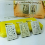 พระสมเด็จพิมพ์ใหญ่ เฉลิมพระเกียรติ พร้อมทั้งอัญเชิญตราสัญลักษณ์ฉลองครองราชย์ครบ 60 ปี เนื้อนวโลหะชุบนาก ประดิษฐานด้านหลังองค์พระ ครบชุด 3 องค์