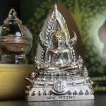 พระพุทธชินราช(จำลอง) ภปร. 84 พรรษา เนื้อเงินชุบทองคำขาว พิมพ์กลางขนาดหน้าตัก 1/2 นิ้ว(1ใน5000องค์) )(พระราชทานมวลสาร จิตรลดาและเส้นพระเจ้า(เส้นผม)รัชกาลที่9)