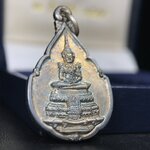 เหรียญพระแก้วมรกต ที่ระลึกในพิธีเททองการจัดสร้างพระแก้วมรกตกรมสรรพสามิต พ.ศ.2539 และในวโรกาสที่พระบาทสมเด็จพระเจ้าอยู่หัวทรงครองราชย์ครบ 50 ปี เนื้อเงิน ทรงหยดน้ำ(พิมพ์มีหูห่วง)(สภาพผิวเดิมขึ้นรุ้งสวยมาก)(พิธีใหญ่)**เนื้อเงินรุ่นนี้พบเจอน้อยมาก**