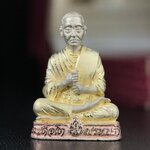 รูปเหมือนสมเด็จพระพุฒาจารย์ (โต พรหมรังสี)วัดใหม่อมตรส บางขุนพรหม ปี2540 รุ่นกาญจนาภิเษก จัดสร้างในวโรกาสที่รัชกาลที่ 9 ทรงครองสิริราชสมบัติ ครบ 50ปี ลอยองค์พิมพ์ใหญ่ เนื้อเงินบริสุทธิ์ 99.9% แบบชุบสามกษัตริย์ขัดเงาบางส่วน พร้อมกล่องบรรจุเดิมครบ